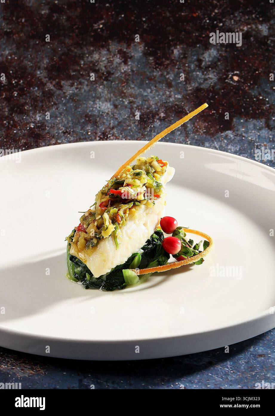 Filet de bar thaïlandais avec garniture aux herbes piment et citron vert Banque D'Images