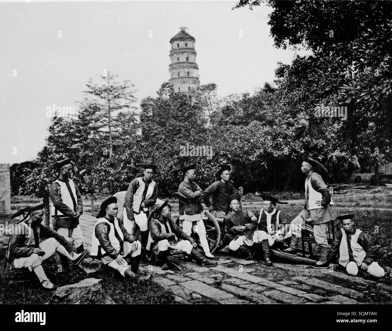Chine : gardes chinois du tartre, consulat britannique, Canton (Guangzhou) ; pagode Hua Ta au loin. Photo de John Thomson (14 juin 1837 - 29 septembre 1921), 1871. John Thomson était un photographe, géographe et voyageur écossais pionnier. Il a été l'un des premiers photographes à voyager en extrême-Orient, documentant les gens, les paysages et les artefacts des cultures orientales. À son retour chez lui, son travail parmi les gens de la rue de Londres a cimenté sa réputation, et est considéré comme un exemple classique de documentaire social qui a jeté les bases du photojournalisme. Banque D'Images