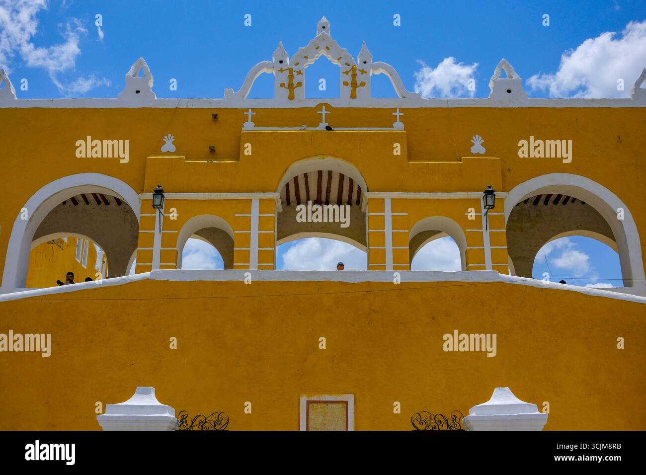 Izamal, Mexique - 23 avril 2025 : ancien couvent de San Antonio de Padua à Izamal, Yucatan, Mexique. Banque D'Images