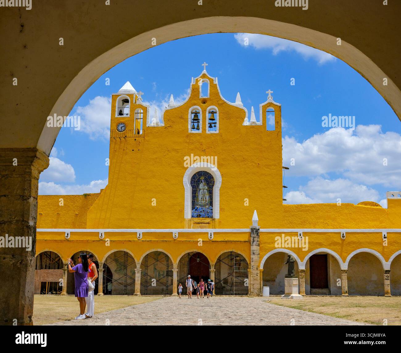 Izamal, Mexique - 23 avril 2025 : ancien couvent de San Antonio de Padua à Izamal, Yucatan, Mexique. Banque D'Images