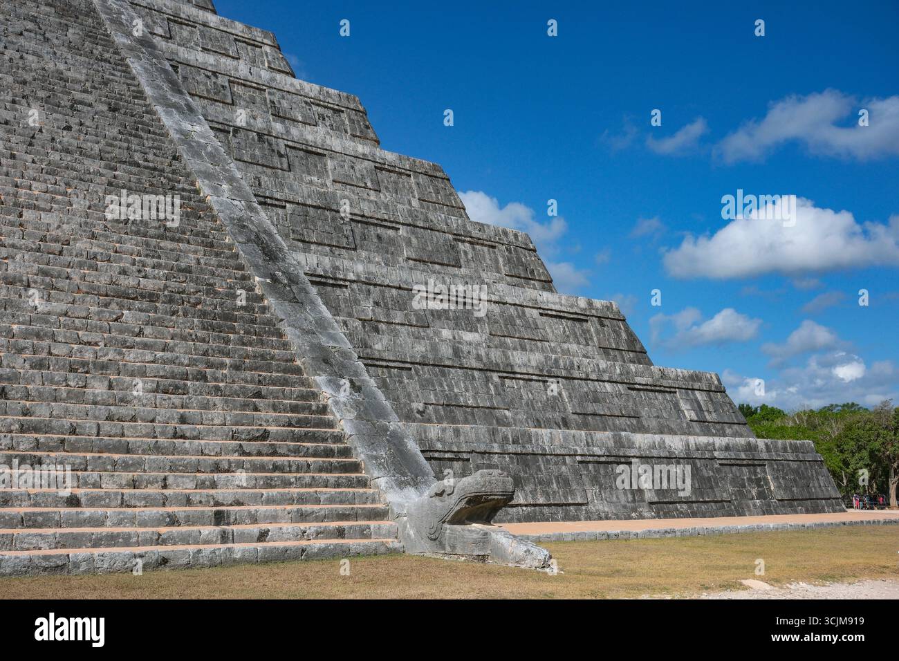 Piste, Mexique - 28 avril 2025 : Temple de Kukulkan, Chichen Itza était une importante ville maya préhispanique située dans la péninsule du Yucatan au Mexique. Banque D'Images