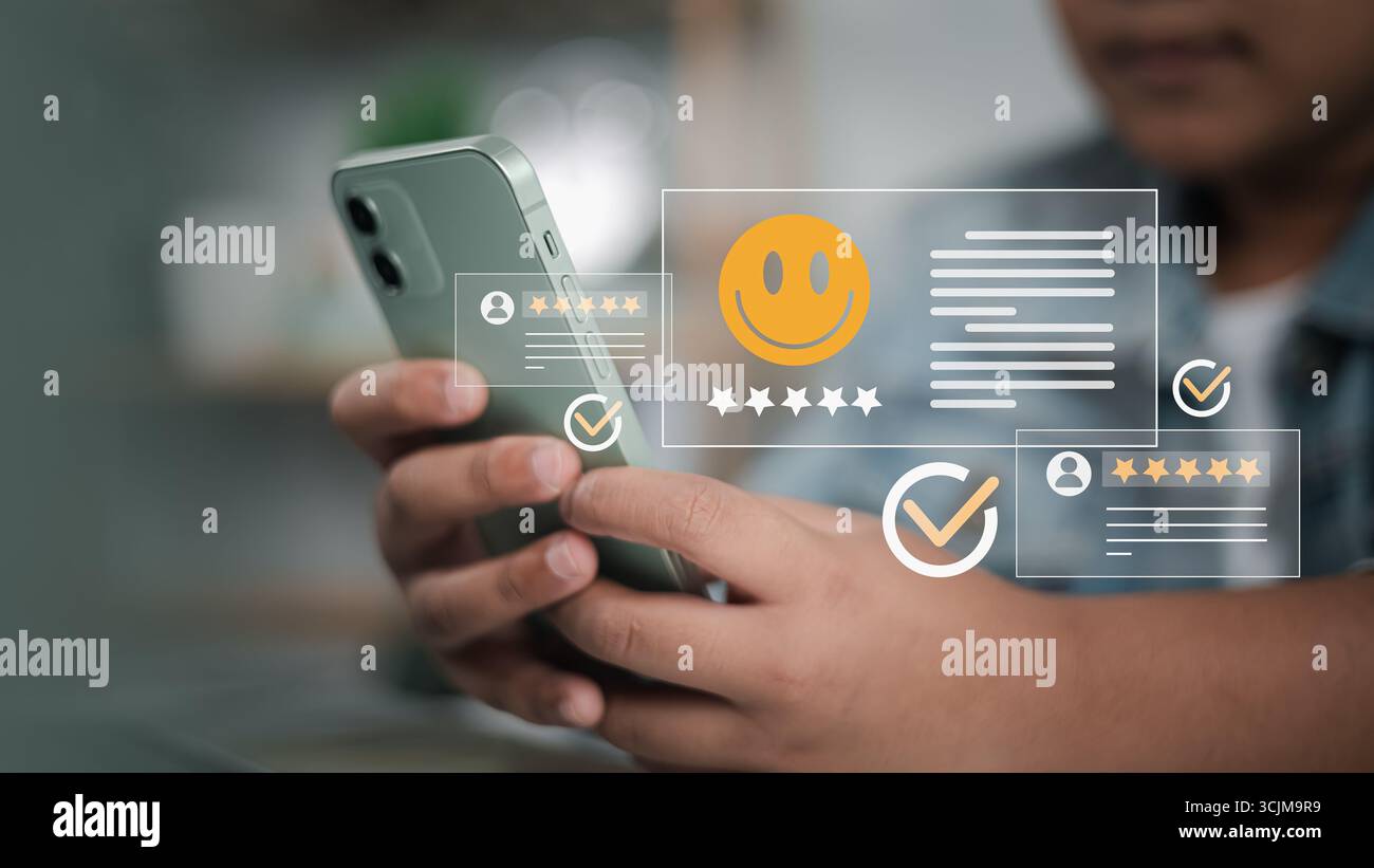 Client utilisant un smartphone avec avis holographique en ligne, étoiles et icônes de commentaires des utilisateurs, représentant l'expérience client, la satisfaction et la di Banque D'Images