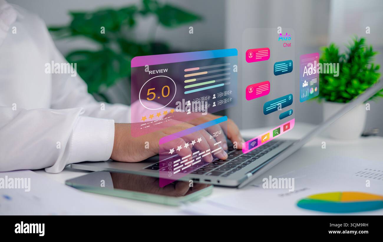 Homme d'affaires travaillant sur ordinateur portable avec des publicités de marketing numérique holographiques, des évaluations des clients et des analyses de chat de médias sociaux pour les affaires en ligne Gro Banque D'Images Homme d'affaires travaillant sur ordinateur portable avec des publicités de marketing numérique holographiques, des évaluations des clients et des analyses de chat de médias sociaux pour les affaires en ligne Gro Banque D'Images