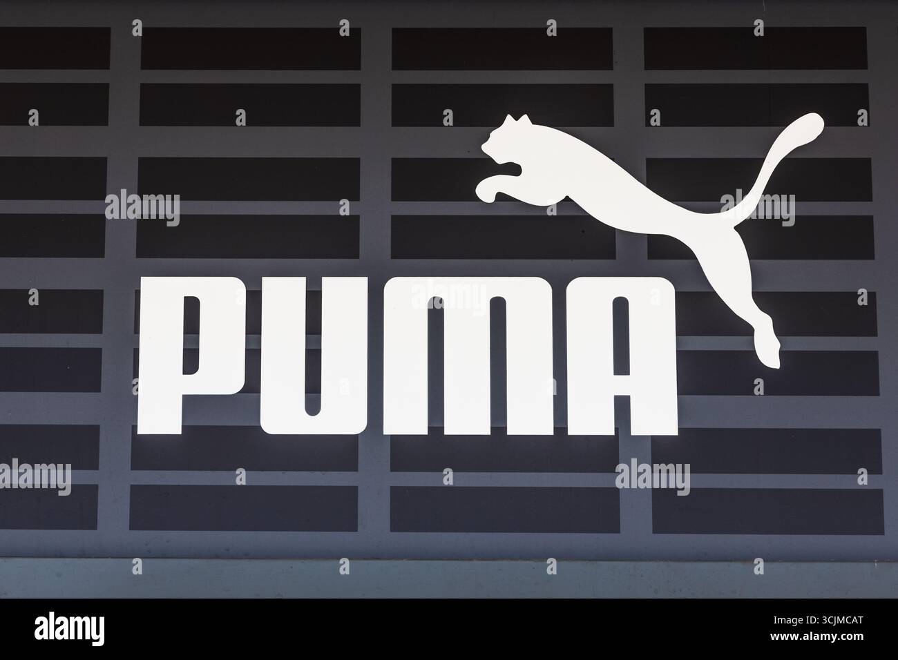 Signalétique du logo PUMA sur la façade moderne de la devanture du magasin. Londres, Royaume-Uni, 28 juillet 2024 Banque D'Images