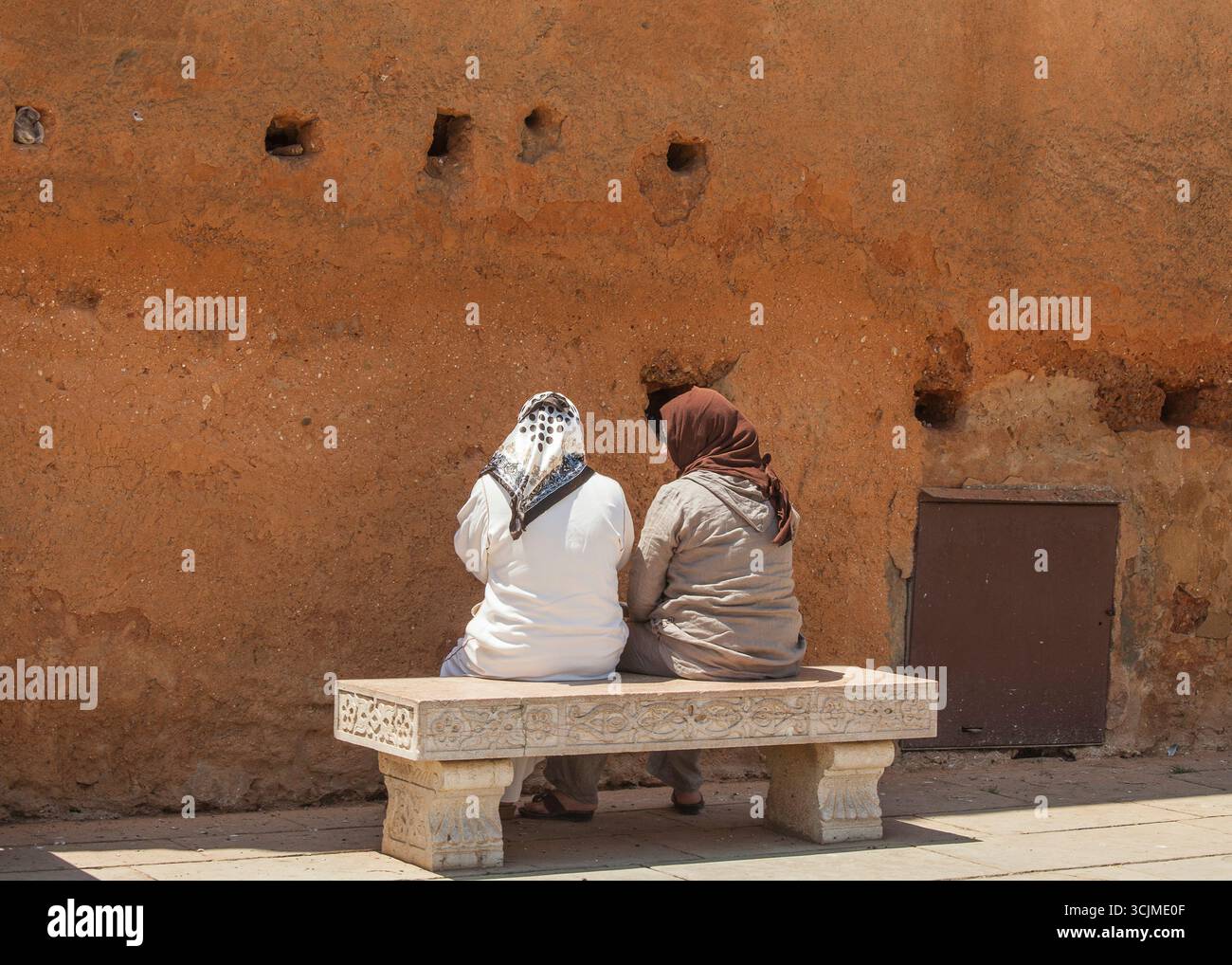 Deux femmes marocaines discutant sur un banc Banque D'Images