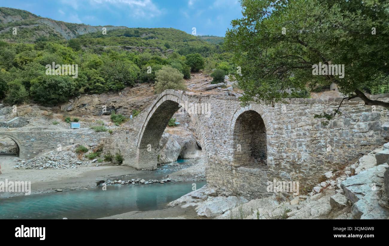 Pont historique en pierre ottoman connu sous le nom de pont Kadiut sur la rivière Bënçë près de Përmet, dans le sud de l'Albanie, dans la péninsule balkanique. Banque D'Images