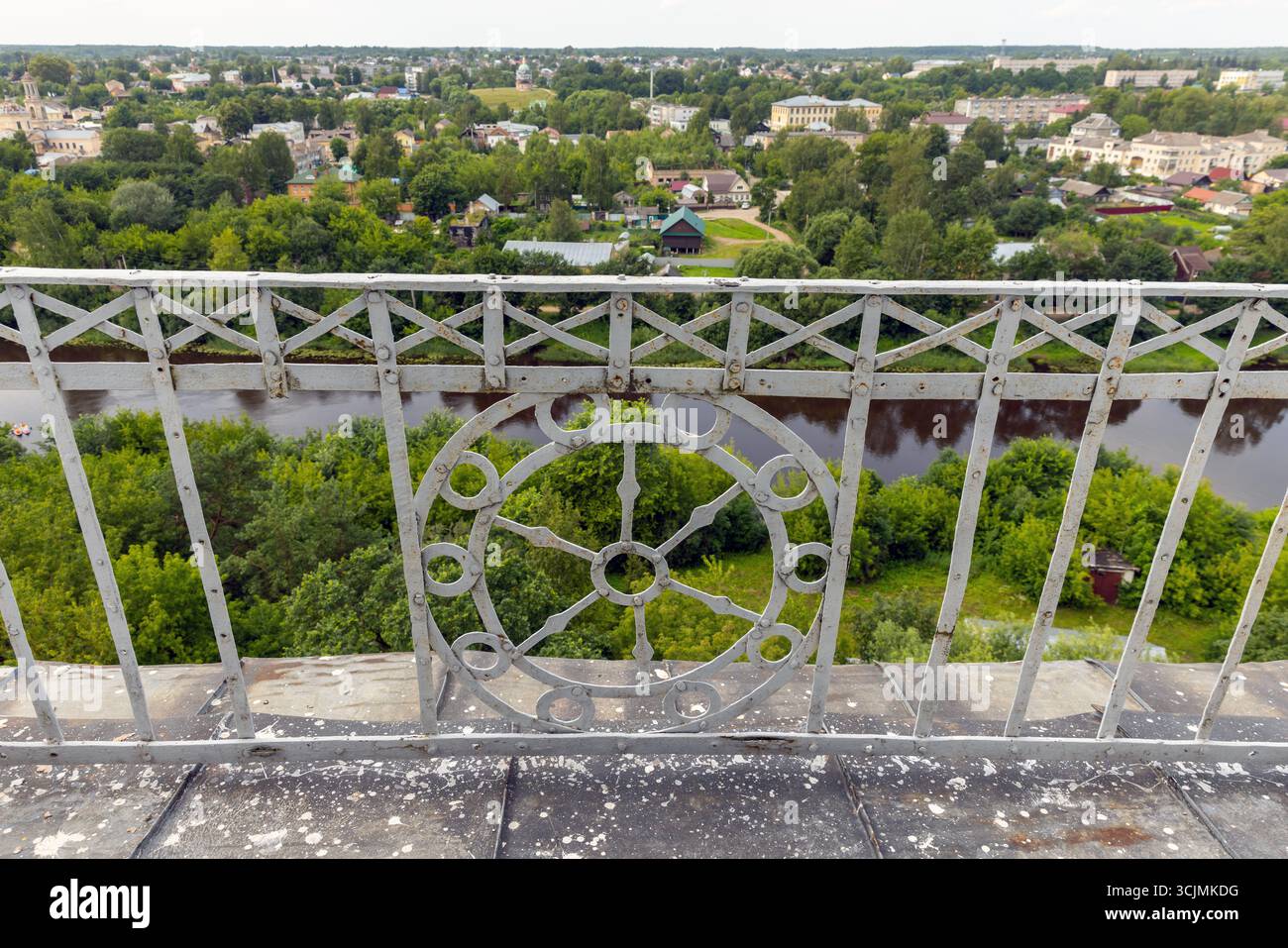 Balustrades métalliques anciennes sur le point de vue de l'église du Prophète Elijah, Torzhok, Russie Banque D'Images