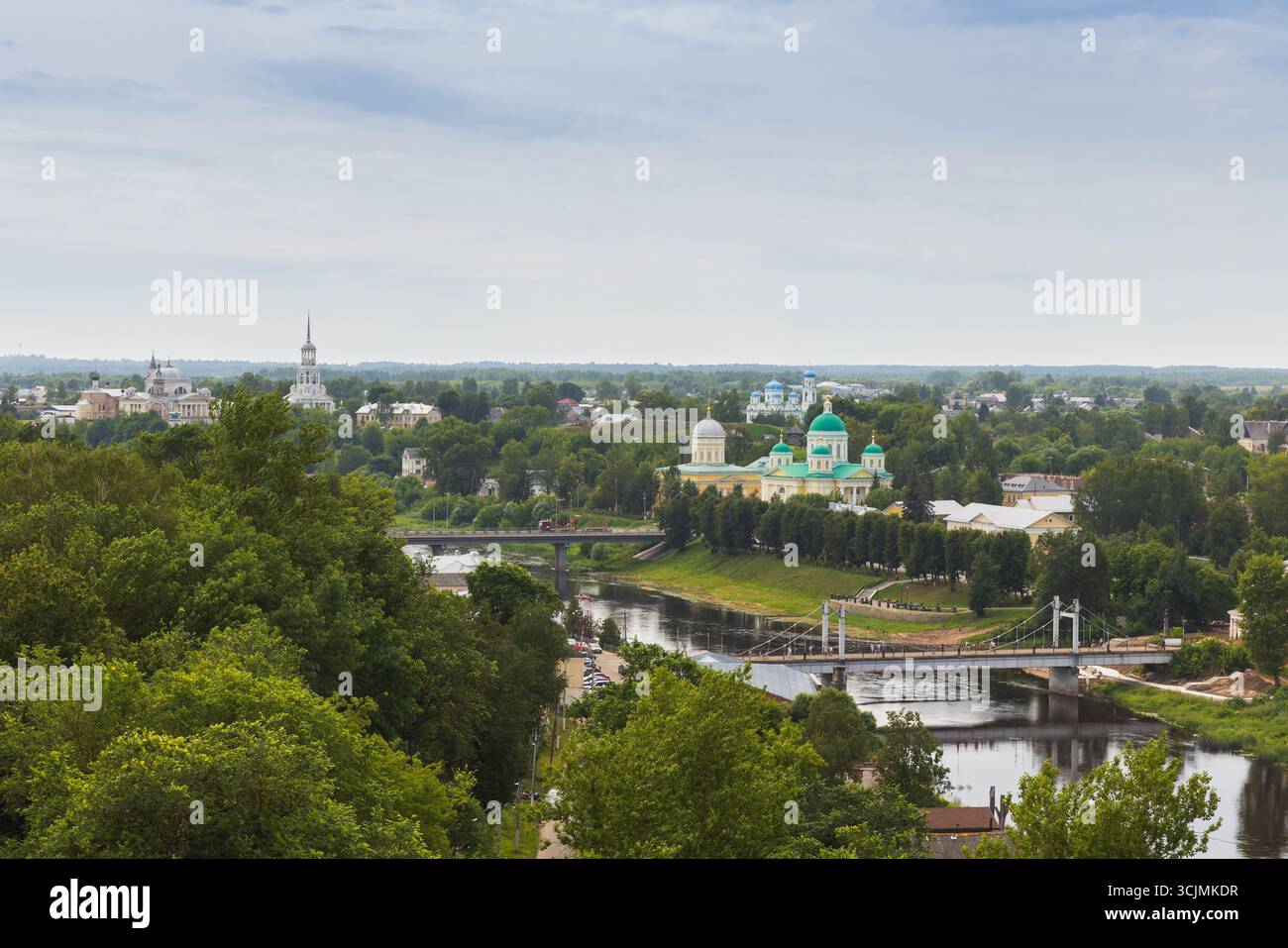 Torzhok, Russie. Vue aérienne idyllique de la ville présentant une végétation luxuriante, une rivière calme et une architecture historique distincte dans une atmosphère sereine Banque D'Images