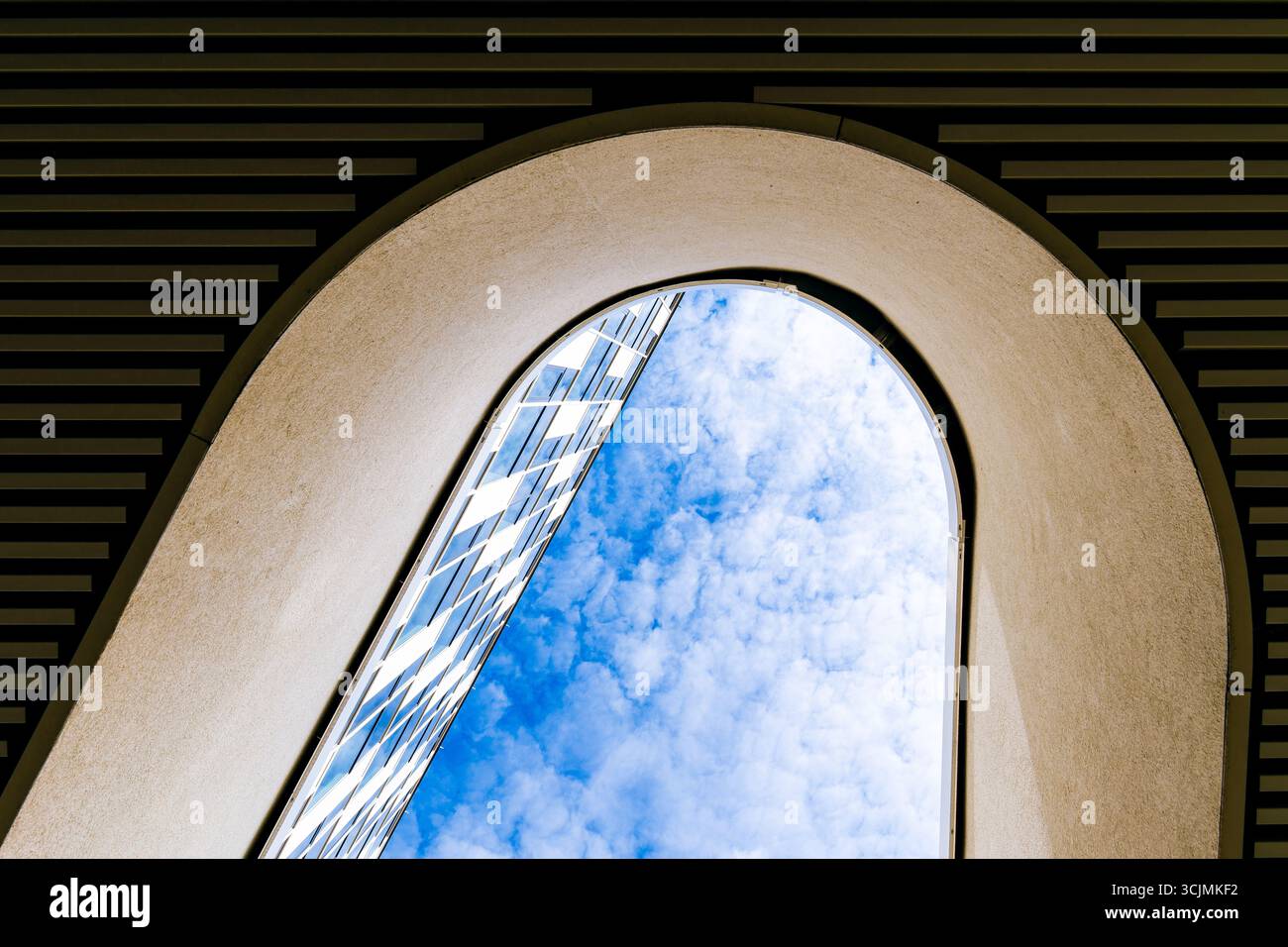 Cour moderne avec design minimaliste et fenêtres symétriques donnant vers le haut Banque D'Images