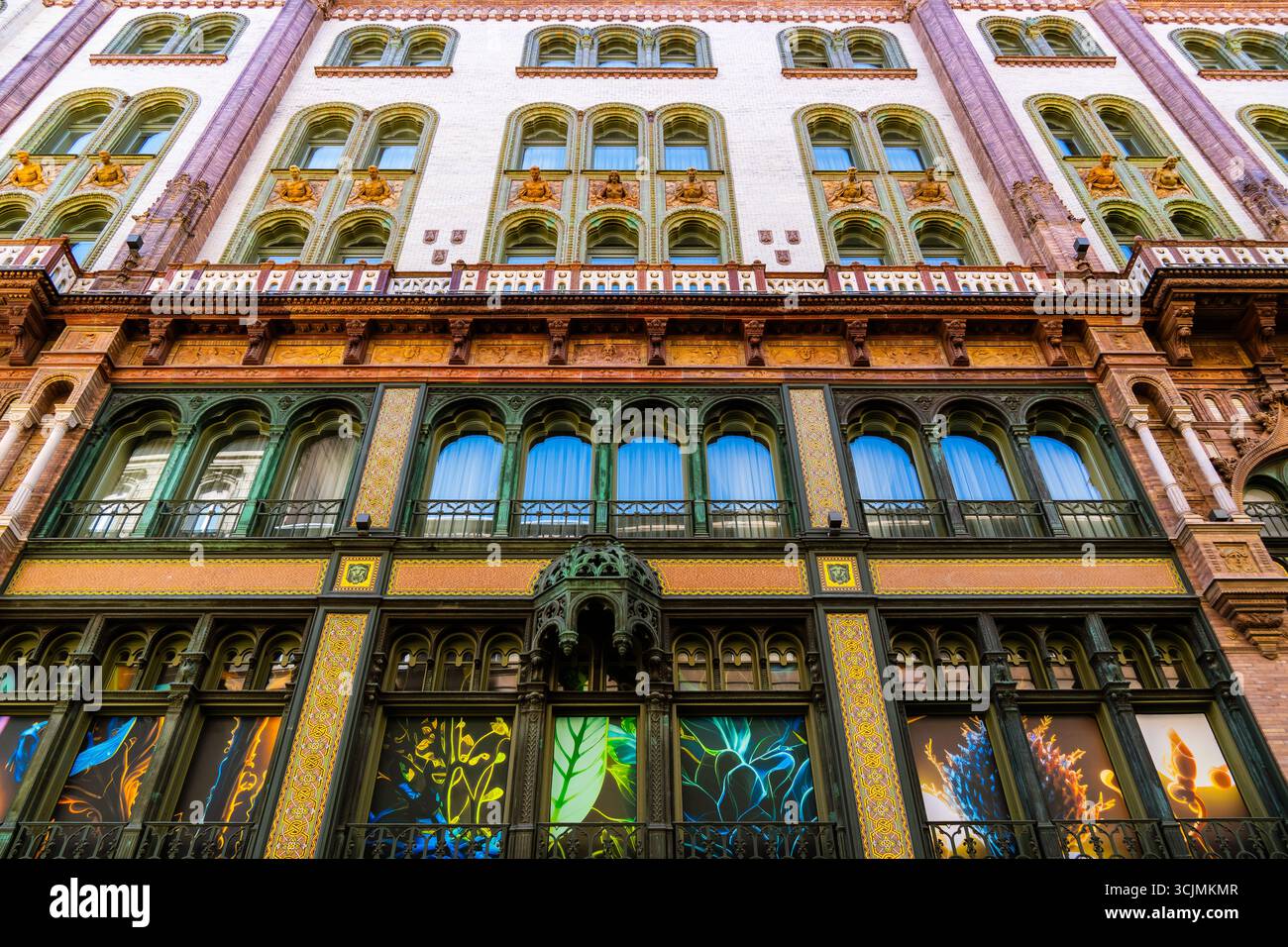 Parisi Udvar à Budapest, monument architectural historique avec des détails ornés et style néo-gothique Art Nouveau. Banque D'Images