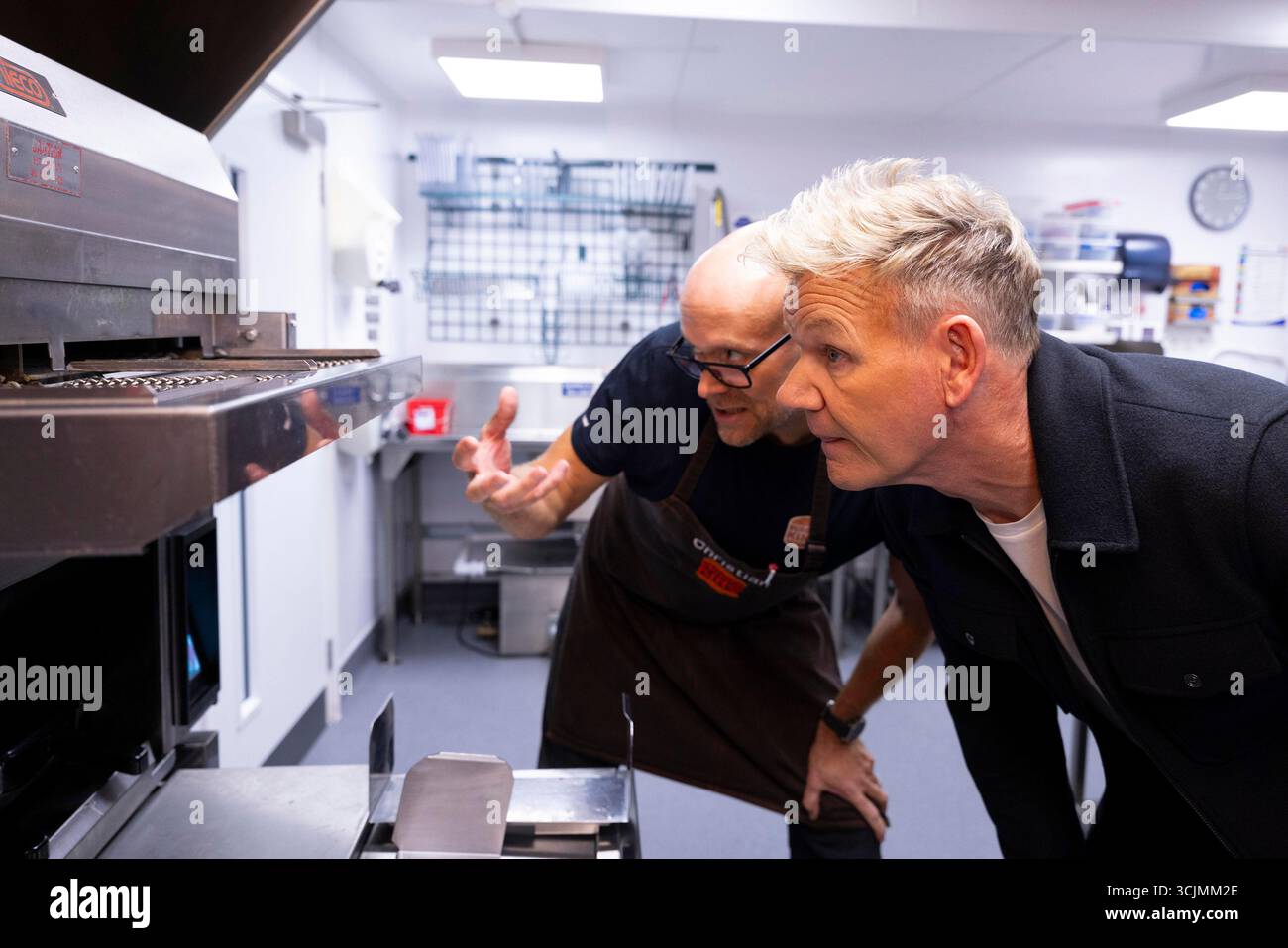 EMBARGO JUSQU'À 0001 MARDI 9 SEPTEMBRE USAGE ÉDITORIAL SEUL Gordon Ramsay, chef étoilé Michelin, rencontre Christian Binney, directeur du développement alimentaire de Burger King à la succursale Strand du restaurant à Londres pour le lancement du Wagyu, un nouveau burger à base de bœuf Wagyu 100% britannique, qui rejoindra le menu du Gourmet King à partir de mardi. Date d'émission : mardi 9 septembre 2025. Banque D'Images