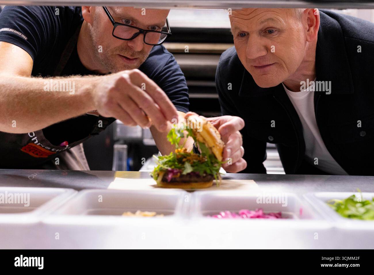 EMBARGO JUSQU'À 0001 MARDI 9 SEPTEMBRE USAGE ÉDITORIAL SEUL Gordon Ramsay, chef étoilé Michelin, rencontre Christian Binney, directeur du développement alimentaire de Burger King à la succursale Strand du restaurant à Londres pour le lancement du Wagyu, un nouveau burger à base de bœuf Wagyu 100% britannique, qui rejoindra le menu du Gourmet King à partir de mardi. Date d'émission : mardi 9 septembre 2025. Banque D'Images