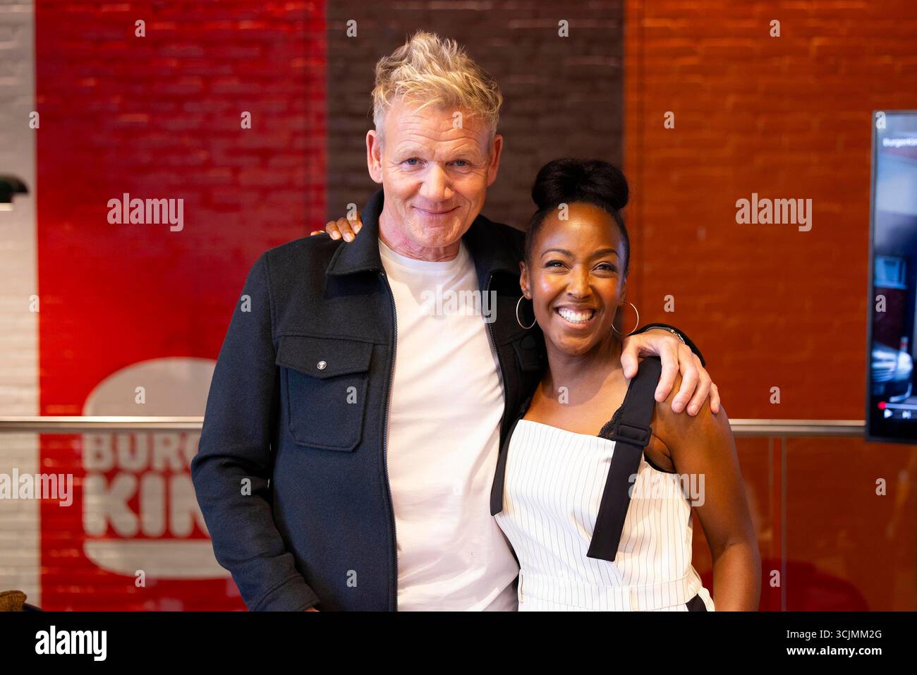 EMBARGO JUSQU'À 0001 MARDI 9 SEPTEMBRE UTILISATION ÉDITORIALE SEUL Gordon Ramsay, chef étoilé Michelin, rencontre Angelica Bell, présentatrice de télévision, à la succursale Strand de Burger King à Londres pour le lancement du Wagyu, un nouveau burger à base de bœuf Wagyu 100 % britannique, qui rejoindra le menu du Gourmet King's dès mardi. Date d'émission : mardi 9 septembre 2025. Banque D'Images