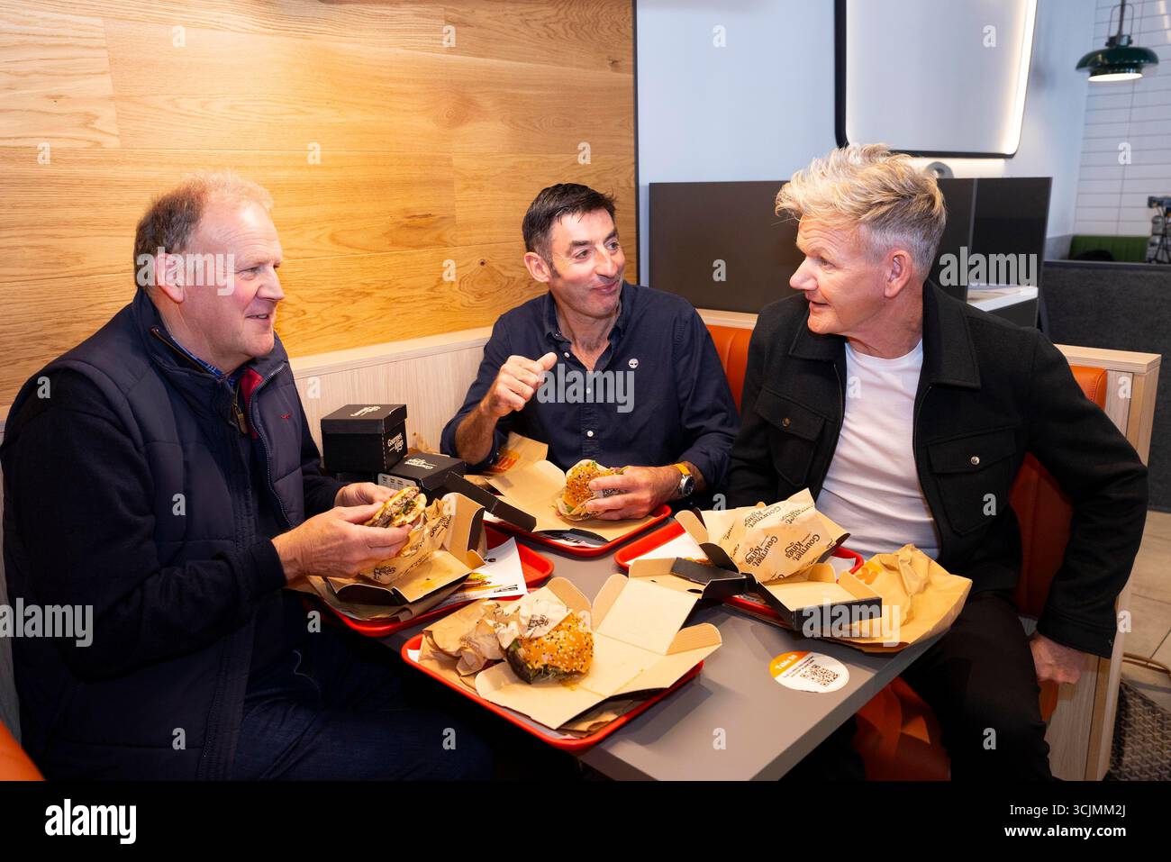 EMBARGO JUSQU'À 0001 MARDI 9 SEPTEMBRE USAGE ÉDITORIAL SEUL Gordon Ramsay (à droite), chef étoilé Michelin, rencontre des membres de la communauté agricole Wagyu à l'agence Burger King's Strand à Londres pour le lancement du Wagyu, un nouveau burger à base de bœuf Wagyu 100% britannique, qui rejoindra le menu du Gourmet King's dès mardi. Date d'émission : mardi 9 septembre 2025. Banque D'Images