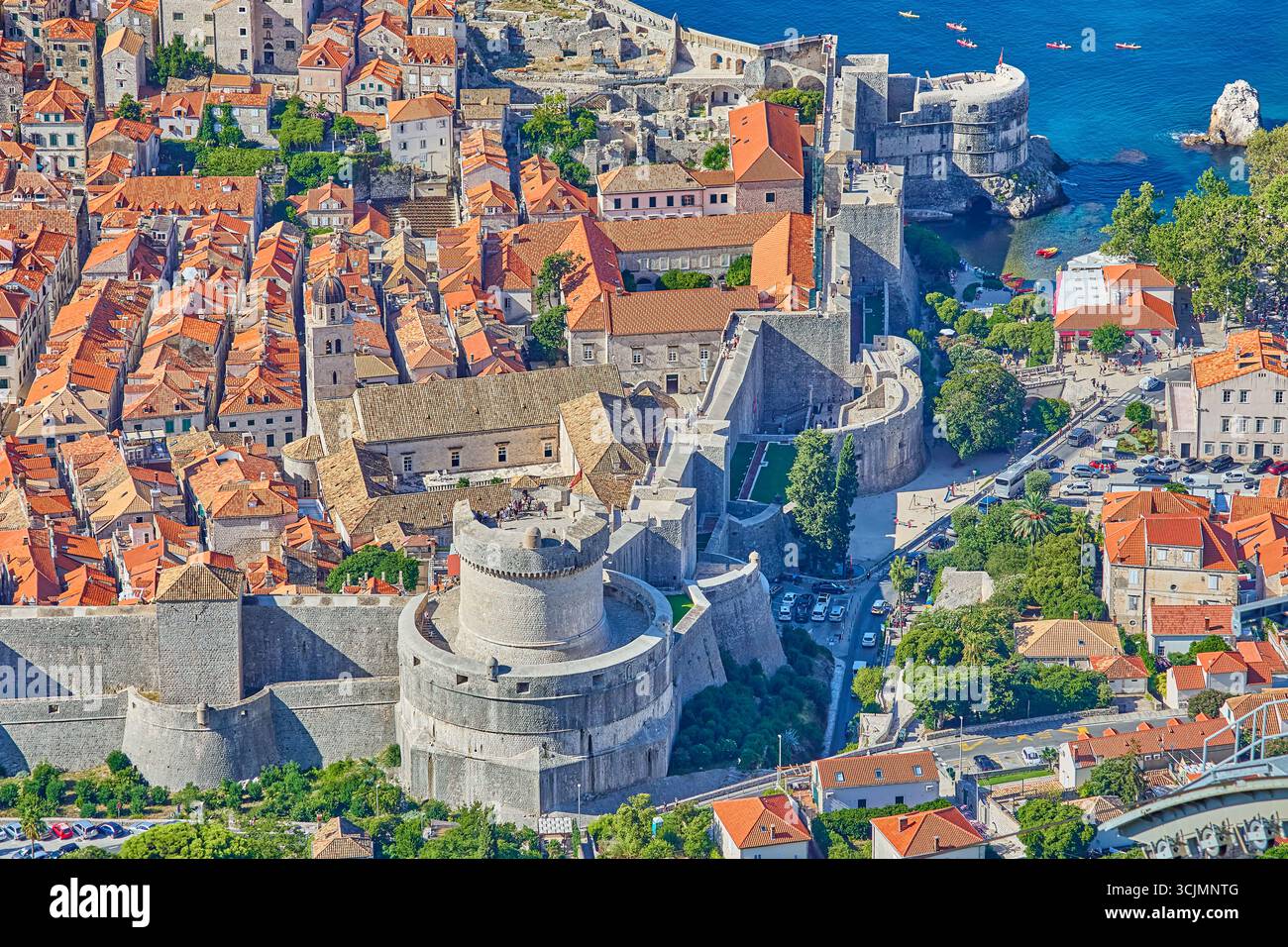Vue à angle élevé sur les toits de tuiles rouges et les églises dans les environs de 2 kilomètres de murs de protection fortifiés piétonniers, Durbrovnik, Croatie, Europe Banque D'Images Vue à angle élevé sur les toits de tuiles rouges et les églises dans les environs de 2 kilomètres de murs de protection fortifiés piétonniers, Durbrovnik, Croatie, Europe Banque D'Images