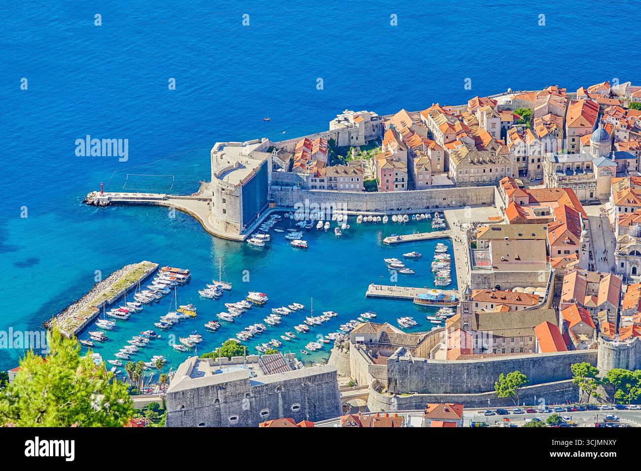 Vue en angle élevé de la zone portuaire du vieux port avec des bateaux amarrés et des yachts dans le centre de la vieille ville de Dubrovnik, Croatie, Europe Banque D'Images Vue en angle élevé de la zone portuaire du vieux port avec des bateaux amarrés et des yachts dans le centre de la vieille ville de Dubrovnik, Croatie, Europe Banque D'Images