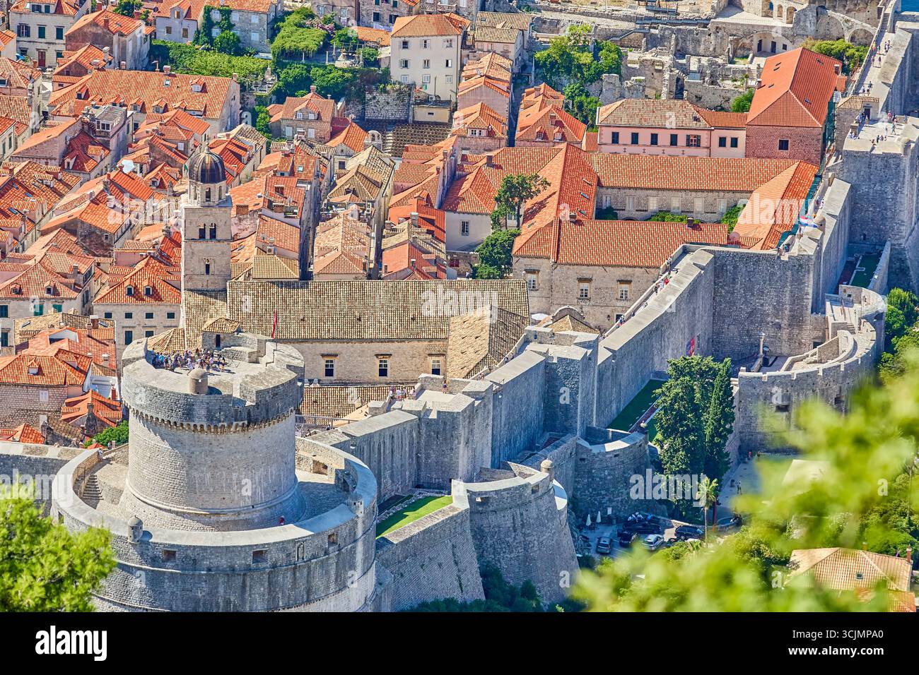 Vue à angle élevé sur les toits de tuiles rouges et les églises dans les environs de 2 kilomètres de murs de protection fortifiés piétonniers, Durbrovnik, Croatie, Europe Banque D'Images Vue à angle élevé sur les toits de tuiles rouges et les églises dans les environs de 2 kilomètres de murs de protection fortifiés piétonniers, Durbrovnik, Croatie, Europe Banque D'Images