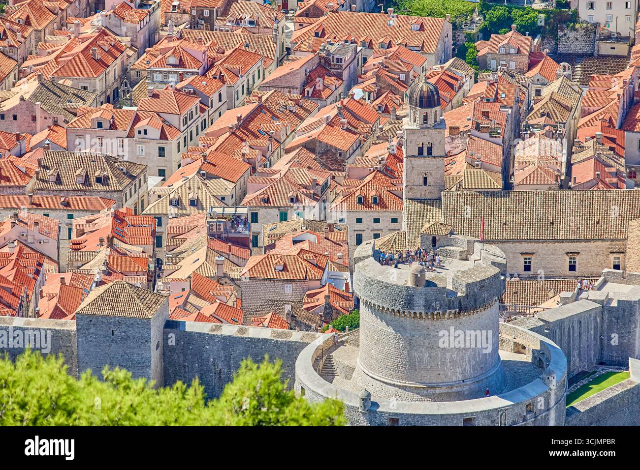 Vue à angle élevé sur les toits de tuiles rouges et les églises dans les environs de 2 kilomètres de murs de protection fortifiés piétonniers, Durbrovnik, Croatie, Europe Banque D'Images Vue à angle élevé sur les toits de tuiles rouges et les églises dans les environs de 2 kilomètres de murs de protection fortifiés piétonniers, Durbrovnik, Croatie, Europe Banque D'Images