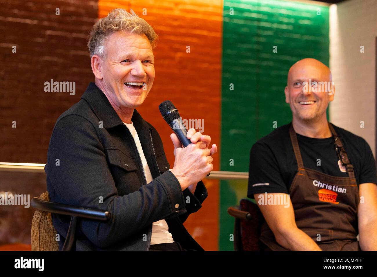 EMBARGO JUSQU'À 0001 MARDI 9 SEPTEMBRE USAGE ÉDITORIAL SEUL Gordon Ramsay, chef étoilé Michelin (à gauche)rencontre Christian Binney, directeur du développement alimentaire de Burger King à la succursale Strand du restaurant à Londres pour le lancement du Wagyu, un nouveau burger à base de bœuf Wagyu 100% britannique, qui rejoindra le menu du Gourmet King's dès mardi. Date d'émission : mardi 9 septembre 2025. Banque D'Images