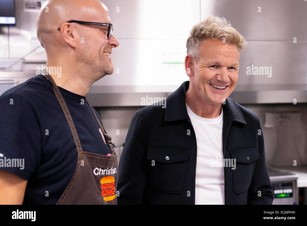 EMBARGO JUSQU'À 0001 MARDI 9 SEPTEMBRE USAGE ÉDITORIAL SEUL Gordon Ramsay, chef étoilé Michelin, rencontre Christian Binney, directeur du développement alimentaire de Burger King à la succursale Strand du restaurant à Londres pour le lancement du Wagyu, un nouveau burger à base de bœuf Wagyu 100% britannique, qui rejoindra le menu du Gourmet King à partir de mardi. Date d'émission : mardi 9 septembre 2025. Banque D'Images