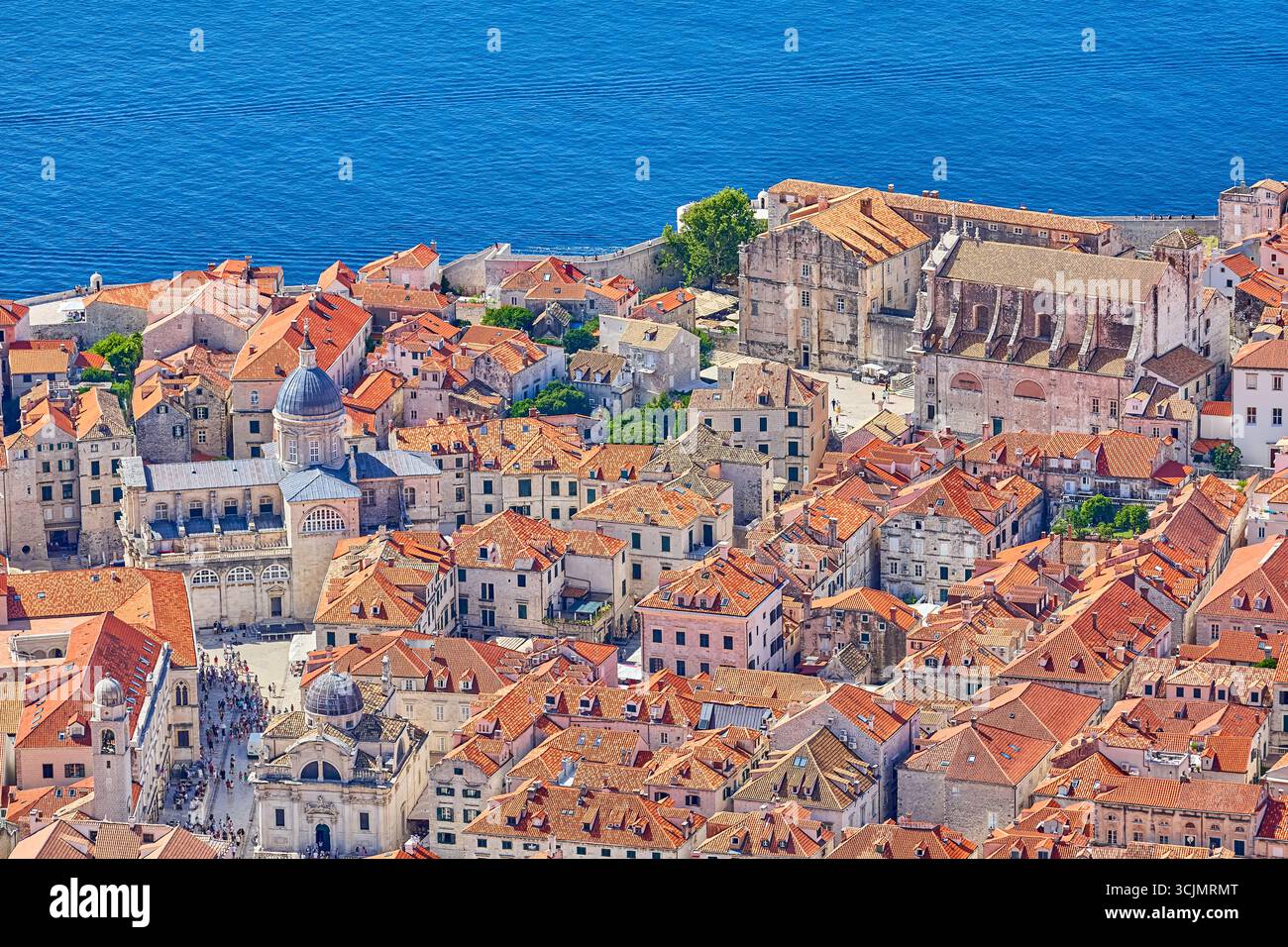 Vue à angle élevé sur les toits de tuiles rouges et les églises dans les environs de 2 kilomètres de murs de protection fortifiés piétonniers, Durbrovnik, Croatie, Europe Banque D'Images Vue à angle élevé sur les toits de tuiles rouges et les églises dans les environs de 2 kilomètres de murs de protection fortifiés piétonniers, Durbrovnik, Croatie, Europe Banque D'Images