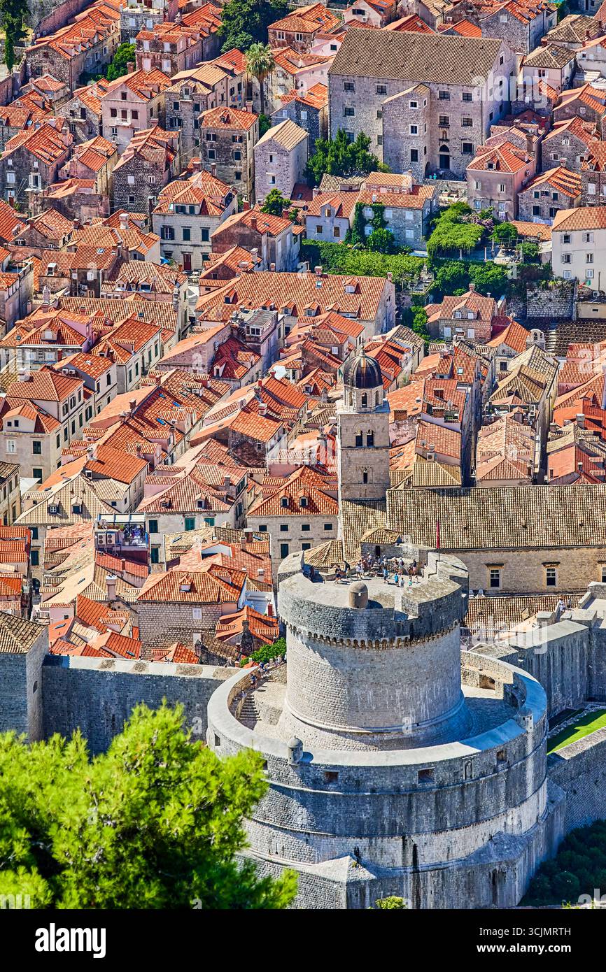Vue à angle élevé sur les toits de tuiles rouges et les églises dans les environs de 2 kilomètres de murs de protection fortifiés piétonniers, Durbrovnik, Croatie, Europe Banque D'Images Vue à angle élevé sur les toits de tuiles rouges et les églises dans les environs de 2 kilomètres de murs de protection fortifiés piétonniers, Durbrovnik, Croatie, Europe Banque D'Images