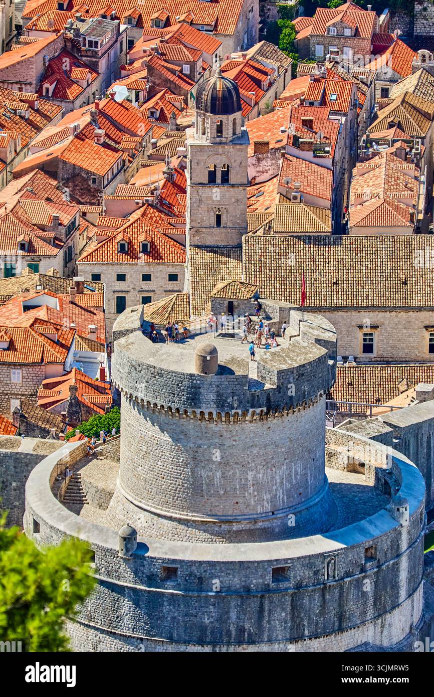 Vue à angle élevé sur les toits de tuiles rouges et les églises dans les environs de 2 kilomètres de murs de protection fortifiés piétonniers, Durbrovnik, Croatie, Europe Banque D'Images Vue à angle élevé sur les toits de tuiles rouges et les églises dans les environs de 2 kilomètres de murs de protection fortifiés piétonniers, Durbrovnik, Croatie, Europe Banque D'Images