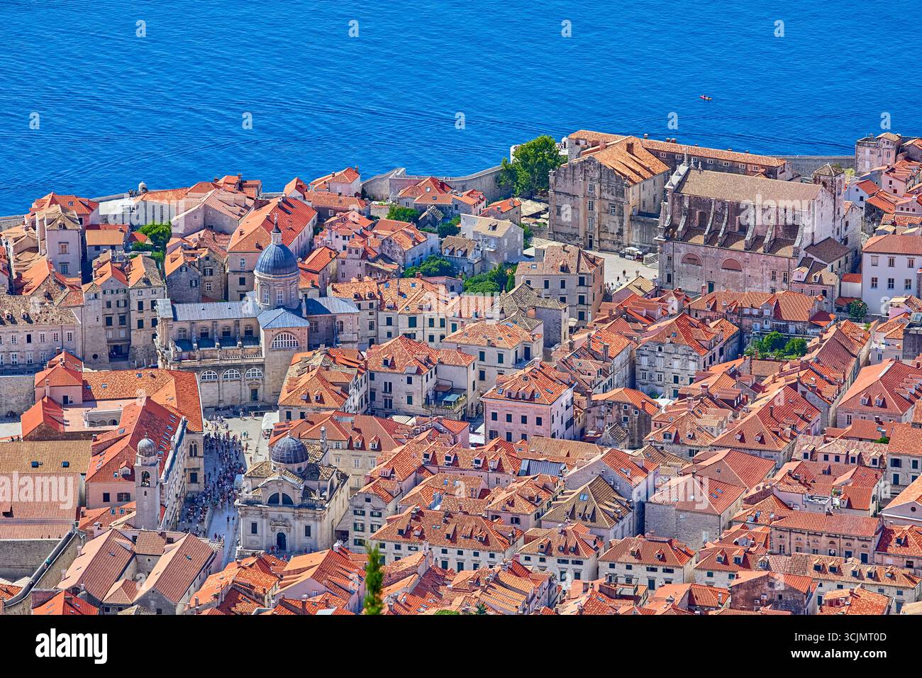 Vue à angle élevé sur les toits de tuiles rouges et les églises dans les environs de 2 kilomètres de murs de protection fortifiés piétonniers, Durbrovnik, Croatie, Europe Banque D'Images Vue à angle élevé sur les toits de tuiles rouges et les églises dans les environs de 2 kilomètres de murs de protection fortifiés piétonniers, Durbrovnik, Croatie, Europe Banque D'Images