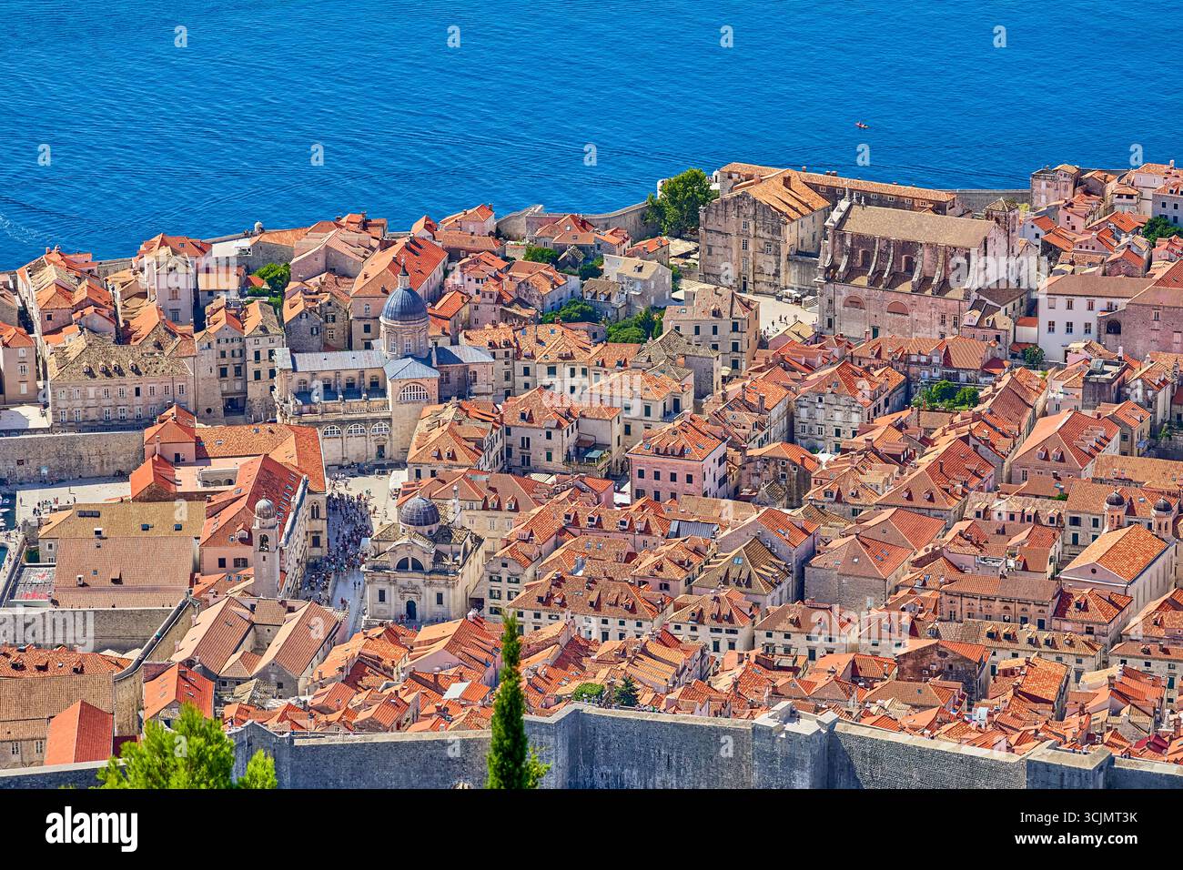 Vue à angle élevé sur les toits de tuiles rouges et les églises dans les environs de 2 kilomètres de murs de protection fortifiés piétonniers, Durbrovnik, Croatie, Europe Banque D'Images Vue à angle élevé sur les toits de tuiles rouges et les églises dans les environs de 2 kilomètres de murs de protection fortifiés piétonniers, Durbrovnik, Croatie, Europe Banque D'Images