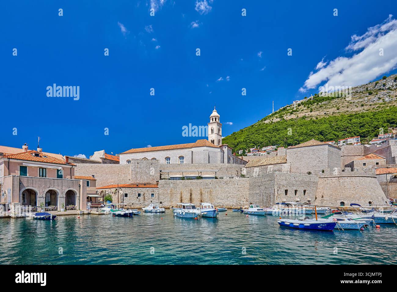 Vue sur le vieux port avec des bateaux amarrés et des yachts dans le centre de la vieille ville de Dubrovnik, Croatie, Europe Banque D'Images Vue sur le vieux port avec des bateaux amarrés et des yachts dans le centre de la vieille ville de Dubrovnik, Croatie, Europe Banque D'Images