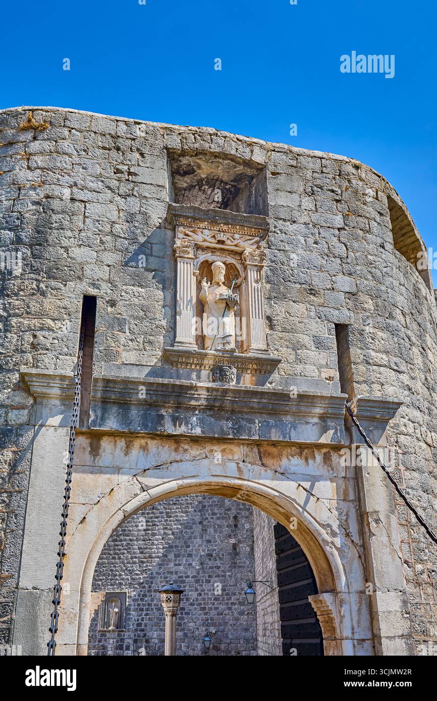 La porte pile historique est l'entrée principale de la vieille ville médiévale de Dubrovnik, construite en 1537, Dubrovnik, Croatie, Europe Banque D'Images La porte pile historique est l'entrée principale de la vieille ville médiévale de Dubrovnik, construite en 1537, Dubrovnik, Croatie, Europe Banque D'Images
