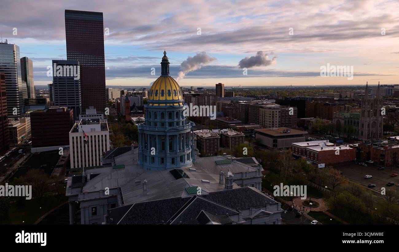 Vue aérienne du dôme doré du Colorado State Capitol Building perçant la ligne d'horizon au milieu de l'étalement urbain, Denver, Colorado, États-Unis. Banque D'Images