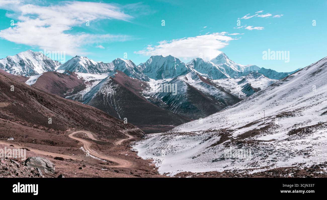 Haute chaîne de montagnes alpines avec une route sinueuse Banque D'Images
