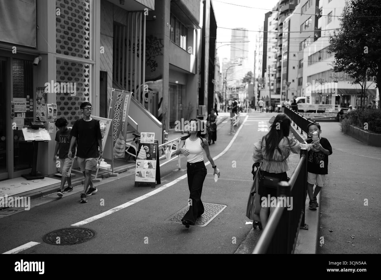 Jeune femme sur Cat Street, Tokyo Banque D'Images
