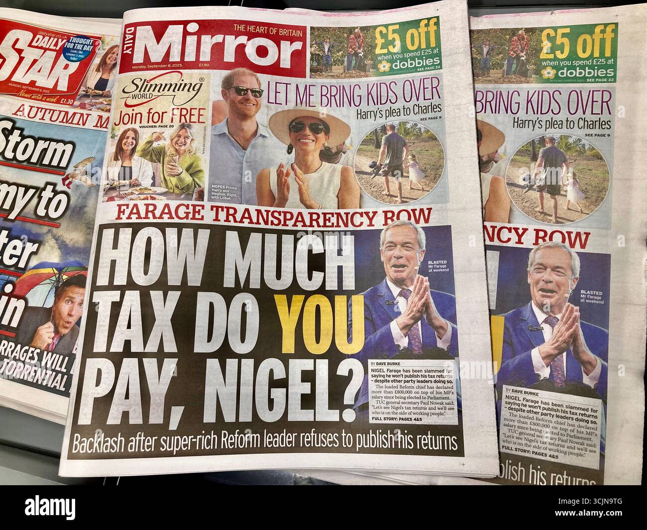 Un journal britannique rapporte que Nigel Farage a été critiqué pour avoir dit qu'il ne publierait pas ses déclarations de revenus Banque D'Images