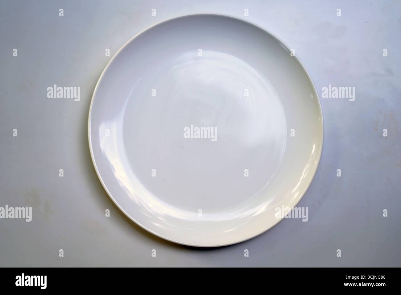 Plat en porcelaine blanche propre sur fond blanc. Banque D'Images
