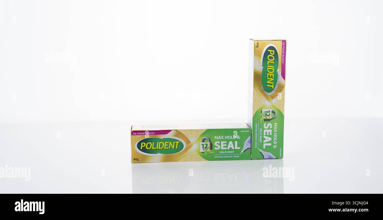 CHONBURI, THAÏLANDE-6 JUILLET 2025 : Polident max tient et scelle le tube de crème adhésive pour prothèse à la menthe douce. Soins bucco-dentaires, support de prothèse, confort des gencives Banque D'Images