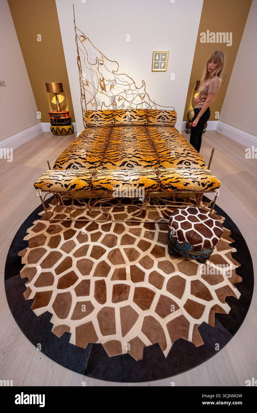 Londres, Royaume-Uni. 8 septembre 2025. 'Unique structure végétale Bed' de Claude Lalanne (estimation 200 000 - 300 000 GBP) lors d'un aperçu d'œuvres de la collection personnelle de Pauline Karpidas, y compris des chefs-d'œuvre de l'art surréaliste et du design de meubles qui ornaient sa maison unique à Londres. Les lots seront mis aux enchères dans les galeries Sotheby’s New Bond Street les 17 et 18 septembre. Credit : Stephen Chung / Alamy Live News Banque D'Images