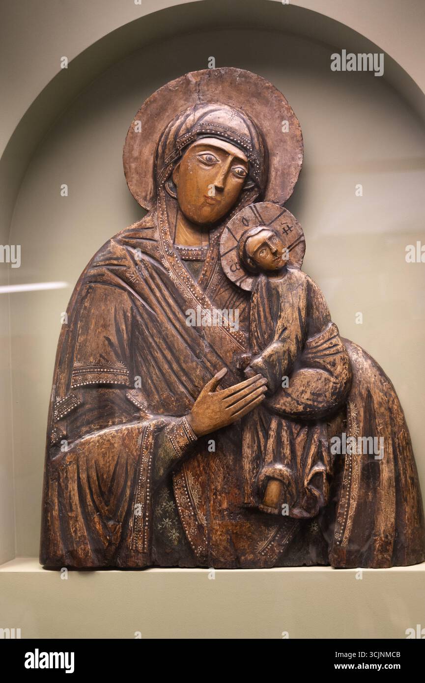 Une sculpture en bois magnifiquement conçue représente Madonna tenant le Christ Child, mettant en valeur un art exceptionnel Banque D'Images