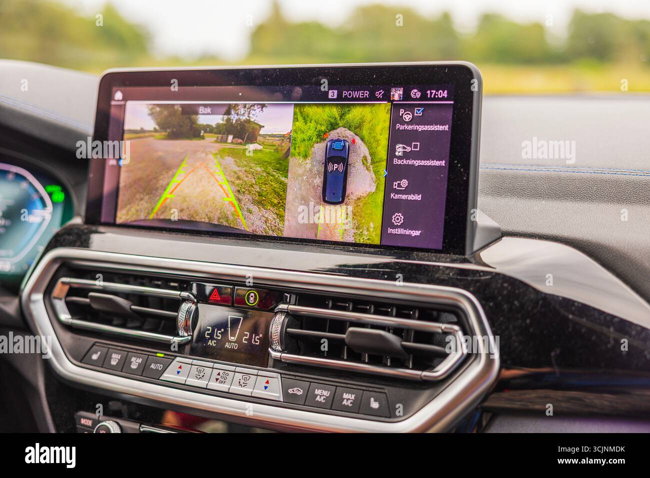 Vue rapprochée de l'écran de voiture électrique BMW iX3 M montrant la caméra de recul et le système d'aide au stationnement. Suède. Banque D'Images