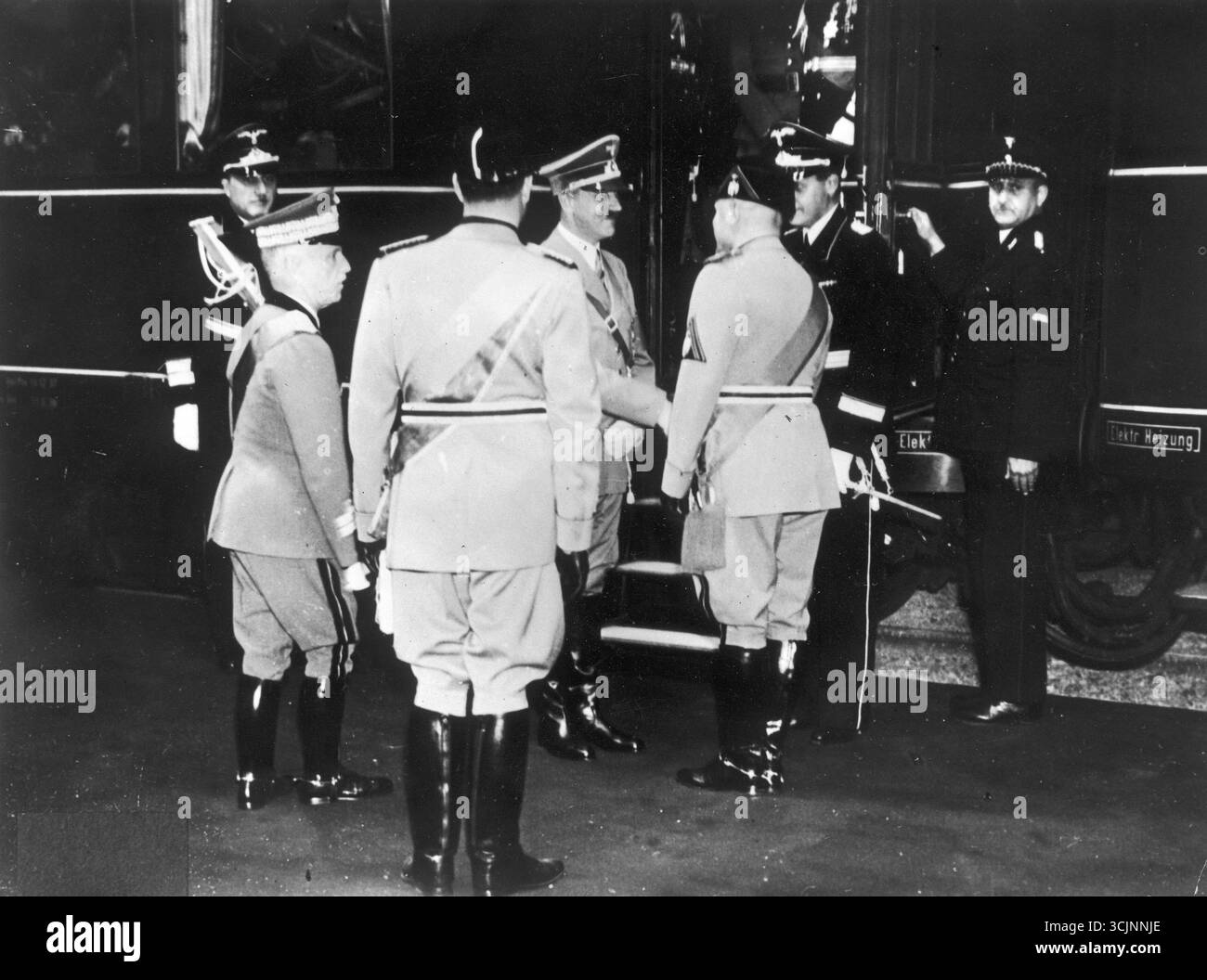 Adolf Hitler arrive à la gare d'Ostiense à Rome. Hitler est accueilli par Benito Mussolini et le roi Victor Emmanuel III. 1938 Banque D'Images