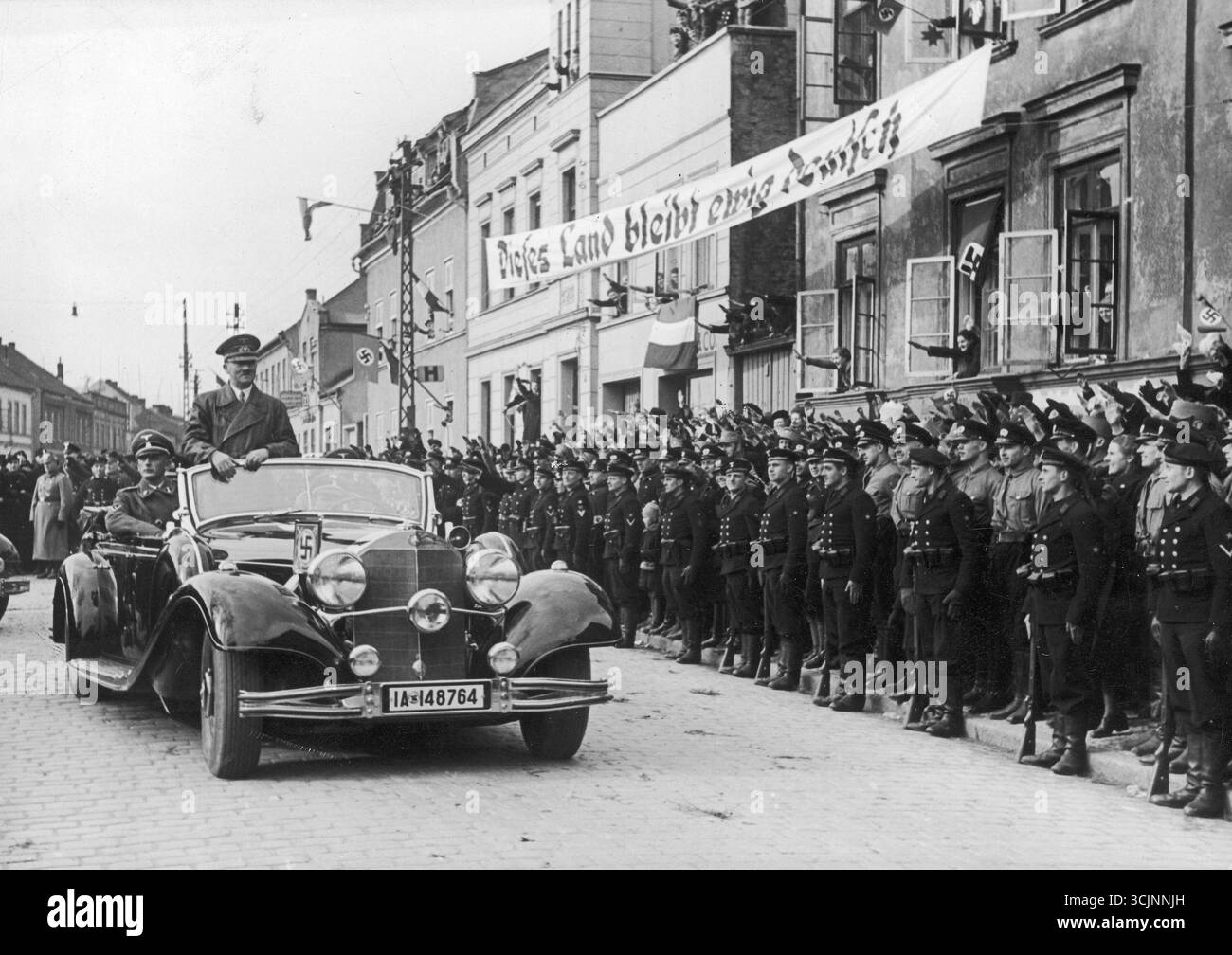 Adolf Hitler dans une voiture sur le chemin de la mairie. 1939 Banque D'Images