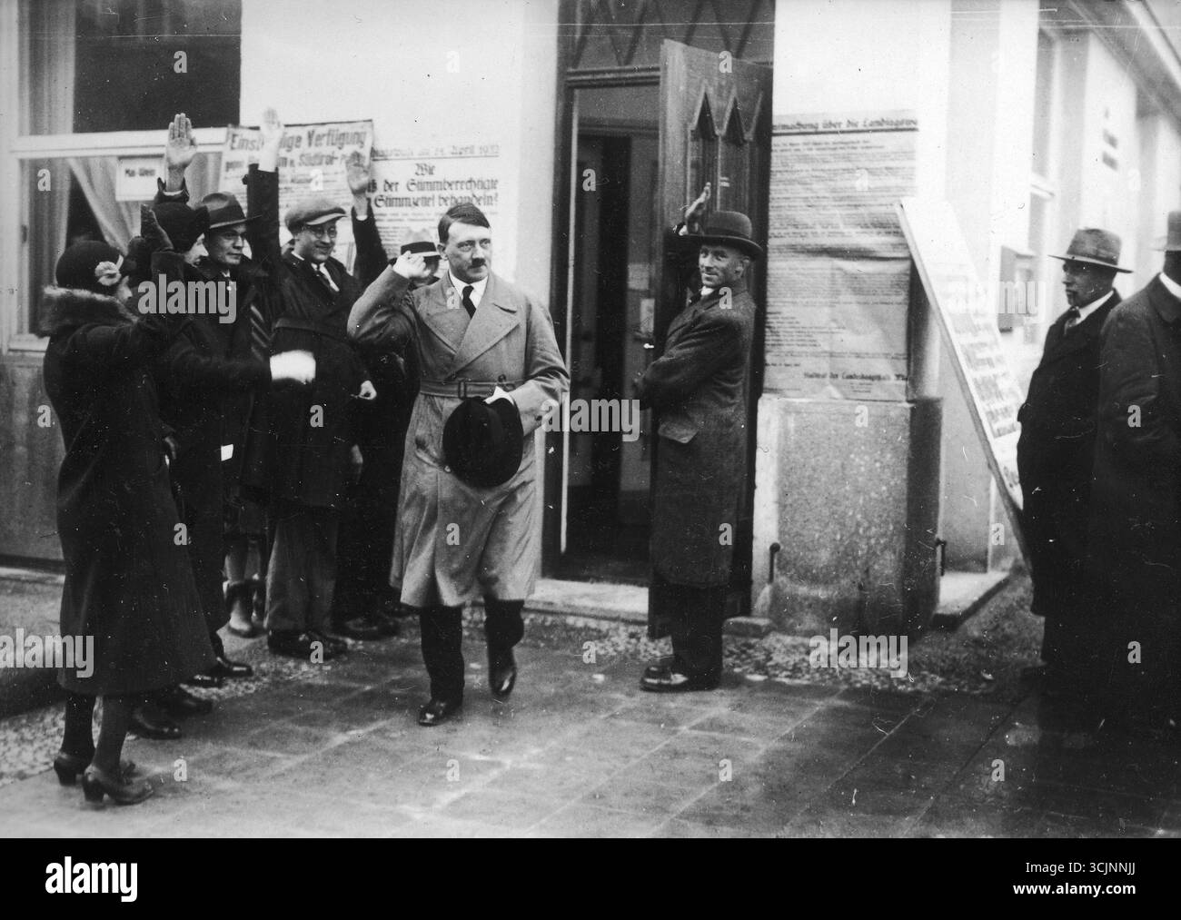 Adolf Hitler quitte le bureau de vote. De l'unité électorale bavaroise. 1933 Banque D'Images
