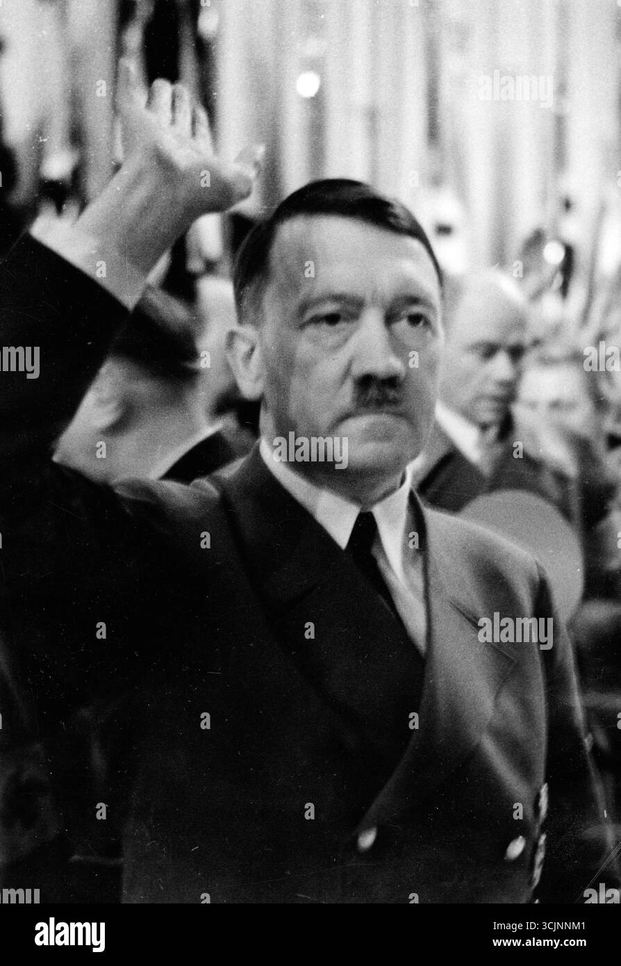 Adolf Hitler fait le salut nazi. Hitler était le chef du troisième Reich. 1942. Banque D'Images