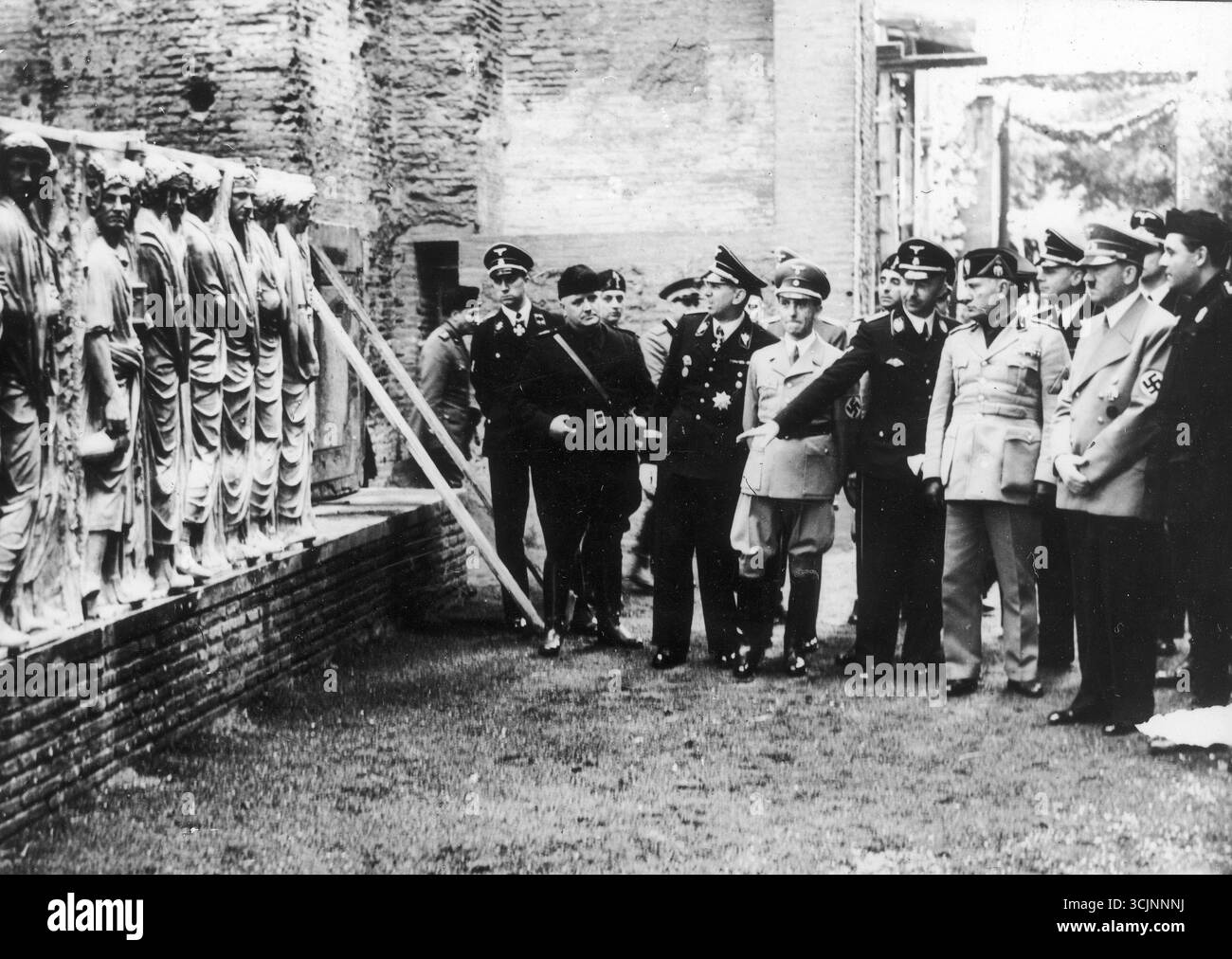 Hitler, Mussolini et Bianchi Bandinelli traversent le jardin du Musée National Romain, 1938 Banque D'Images