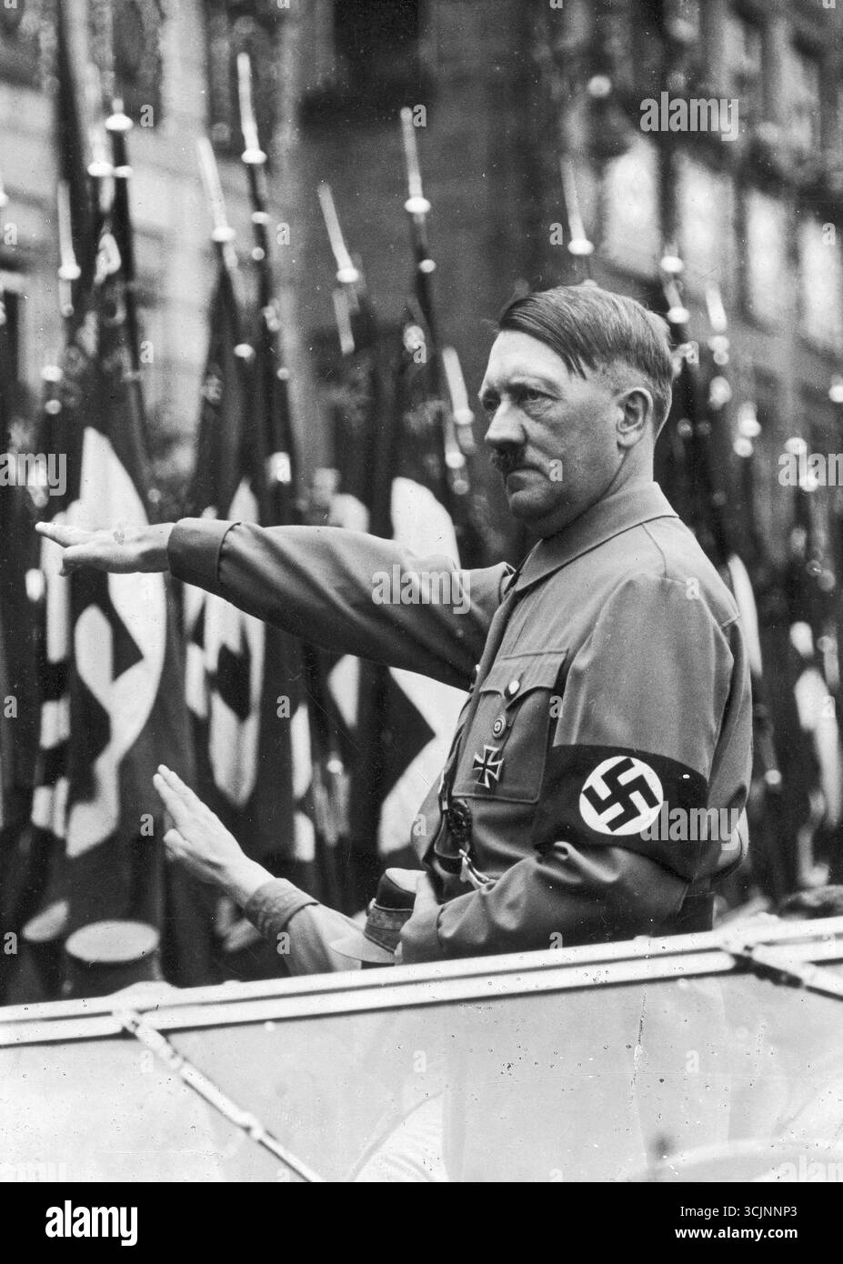 Le chancelier du Reich Adolf Hitler dans une voiture recevant le défilé, 1937 Banque D'Images