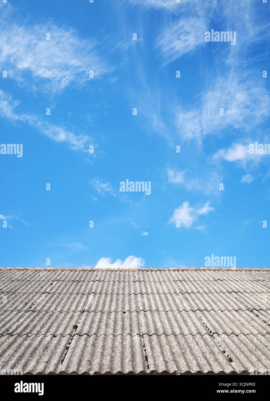 Photo d'un toit en tuiles d'amiante cancérigènes. Banque D'Images