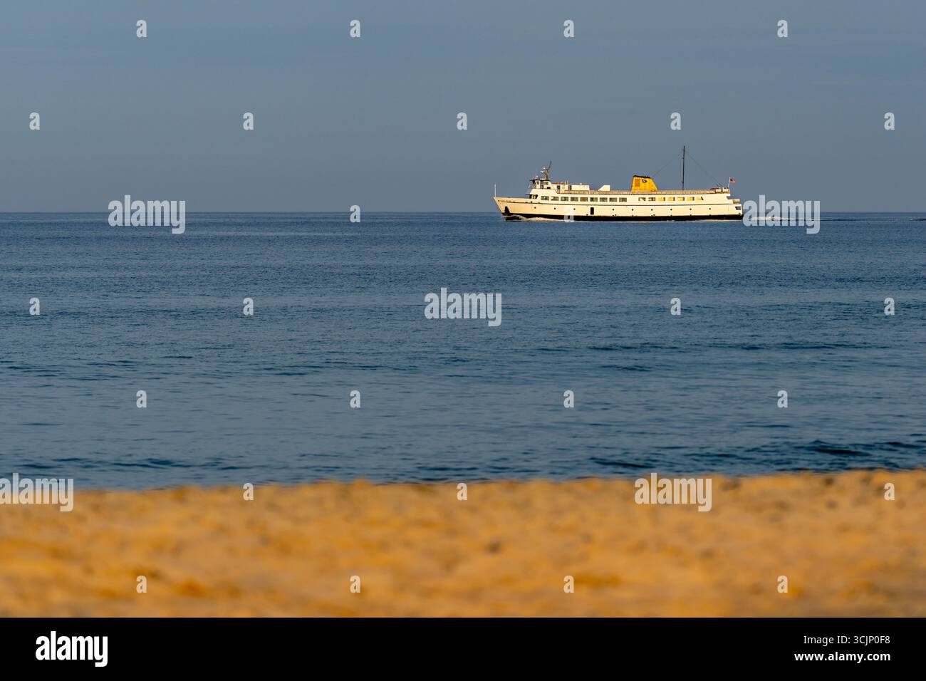 New Shoreham, RI, États-Unis - 14 août 2025 : deux traversiers traditionnels de Block Island se croisent au départ de Block Island Banque D'Images