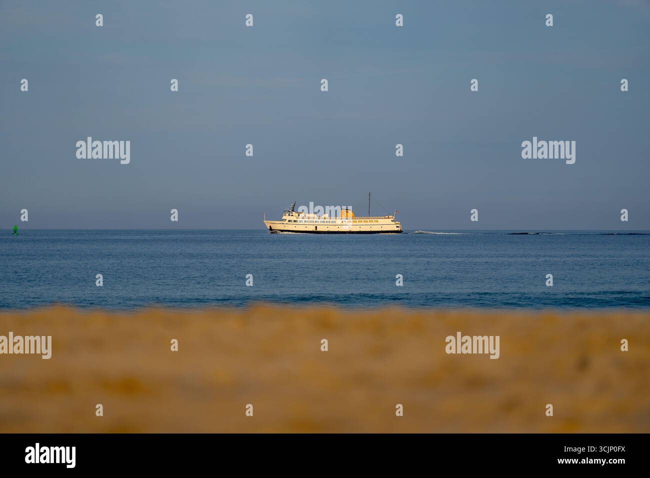 New Shoreham, RI, États-Unis - 14 août 2025 : deux traversiers traditionnels de Block Island se croisent au départ de Block Island Banque D'Images