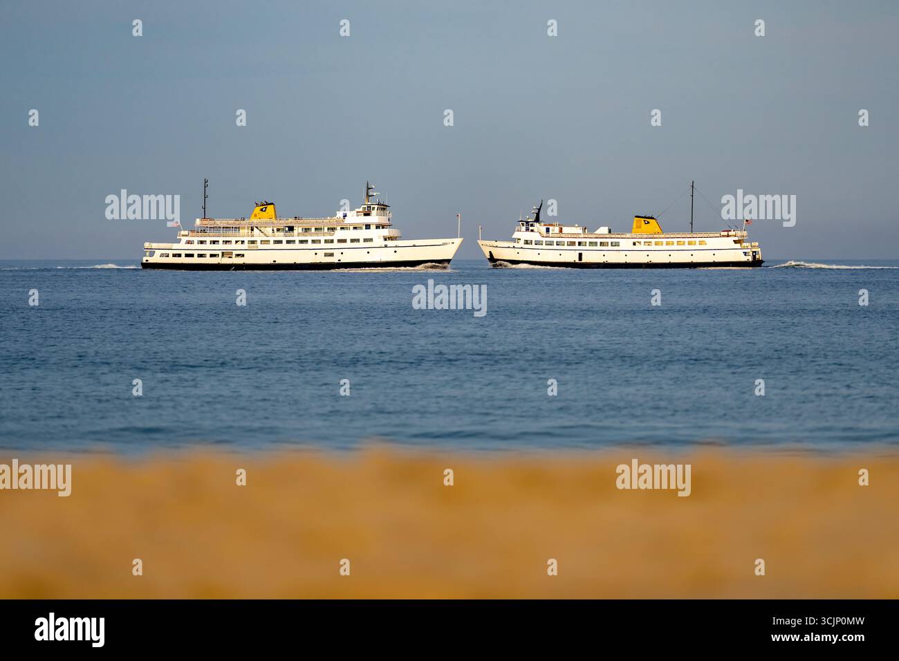 New Shoreham, RI, États-Unis - 14 août 2025 : deux traversiers traditionnels de Block Island se croisent au départ de Block Island Banque D'Images